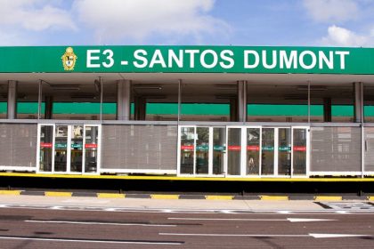 A vítima estava na estação de ônibus Santos Dumont, na avenida Torquato Tapajós (Foto: Divulgação)