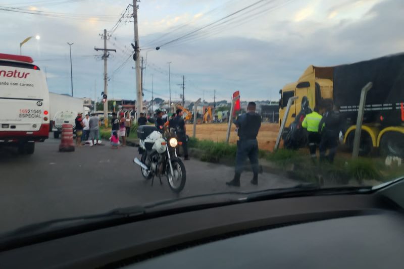 O acidente aconteceu na Avenida Autaz Mirim, no bairro Armando Mendes (Foto: WhatsApp/Reprodução)