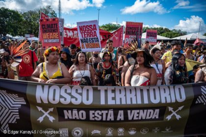 Indígenas em manifestação pela defesa da terra: apoio a Lula, mas com ressalvas (Foto: Edgar Kanaykõ/Greenpeace)
