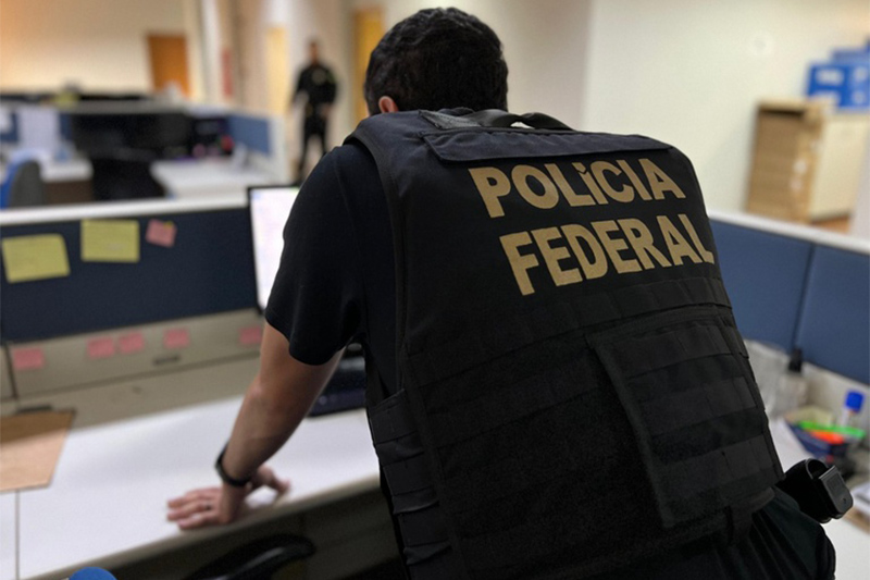 Agente federal inspeciona computador em operação de combate a crimes de ódio (Foto: PF/Divulgação)