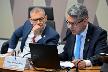 Presidente da CPI, Fabiano Contarato, observa o relator Alessandro Vieira ler o relatório que foi rejeitado (Foto: Carlos Moura/Agência Senado)
