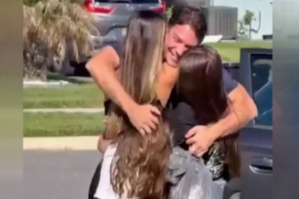 Alexandre Ramagem com a esposa e as filhas no momento em que chegou em casa (Imagem: Instagram/Reprodução)