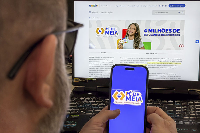 Programa Pé-de-Meia paga R$ 200 por mês e R$ 1 mil no final do ano aos alunos beneficiados (Foto: Rafa Neddermeyer/ABr)