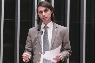 Amom Mandel defende que embalagens de alimentos industrializados tenham informações sobre agrotóxicos (Foto: Bruno Spada/Agência Câmara)