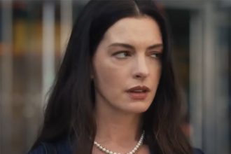 Anne Hathaway em cena de 'O Diabo Veste Prada 2': estrela de cinco filmes em 2026 (Imagem: YouTube/Reprodução)