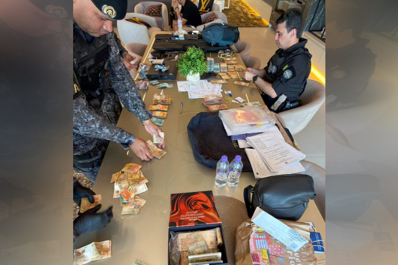 Dinheiro e joias apreendidos pela PF em casa de investigado (Foto: PF/Divulgação)