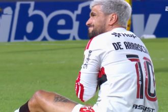 Arrascaeta no momento em que se machucou: fratura na clavícula (Imagem: ESPN/YouTube/Reprodução)