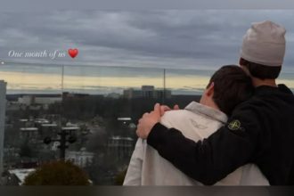 Noah Schnapp (à esquerda) com o companheiro: namoro assumido em público (Foto: @noahschapp/Instagram)