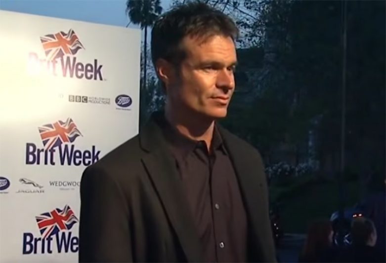 Ator Patrick Muldoon estava tomando banho quando sofreu ataque cardíaco (Imagem: YouTube/Reprodução)