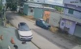 Momento em que motorista atropela cães na calçada (Imagem: Câmera de monitoramento/Reprodução)