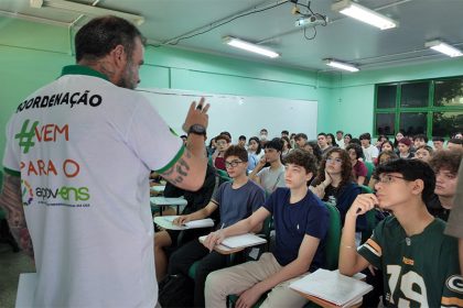 Professor em aula do AprovENS: UEA abre inscrição para vagas remanescentes (Foto: UEA/Divulgação)