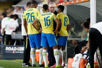 Técnico Carlo Ancelotti orienta jogadores contra a Croácia: 39º em desempenho (Foto: Rafael Ribeiro/CBF)