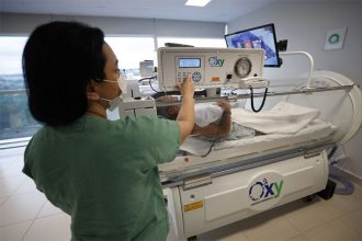 Câmara hiperbárica proporciona melhor eficiência de redução de tempo no tratamento (Foto: Alex Pazuello/Secom)