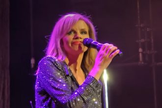 Lena Philipsson é a nova vocalista da banda sueca Roxette, que faz shows no Brasil (Imagem: YouTube/Reprodução)