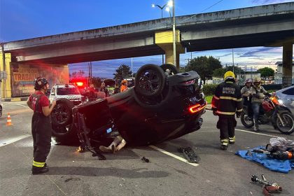 Carro parou a 30 metros de distância do ponto de colisão com mureta (Foto: WhatsApp/Divulgação)