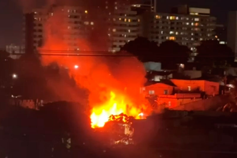 Casas destruídas em incêndio