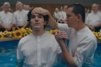 Cena de 'Sem Salvação': manipulação religiosa em seita (Imagem: Netflix/Reprodução)