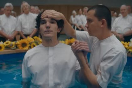 Cena de 'Sem Salvação': manipulação religiosa em seita (Imagem: Netflix/Reprodução)