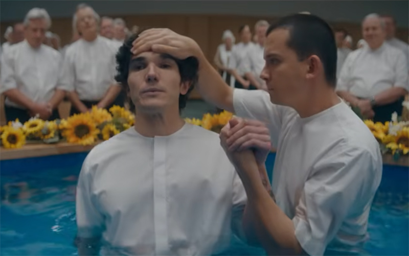 Cena de 'Sem Salvação': manipulação religiosa em seita (Imagem: Netflix/Reprodução)