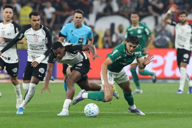 Lance de jogo: muitas faltas e pouco futebol entre Corinthians e Palmeiras (Foto: Cesar Greco/Palmeiras/by Canon)