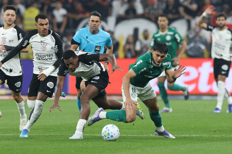Lance de jogo: muitas faltas e pouco futebol entre Corinthians e Palmeiras (Foto: Cesar Greco/Palmeiras/by Canon)