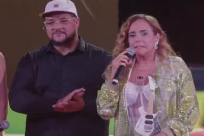 Daniela Mercury em solenidade de prêmio acusou cantor de violência comtra a mulher (Imagem: Bnad TV/Reprodução)