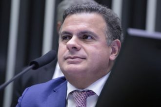 Deputado João Carlos Bacelar fez acordo para devolver dinheiro pago a funcionários fantasmas (Foto: Bruno Spada/Agência Câmara)