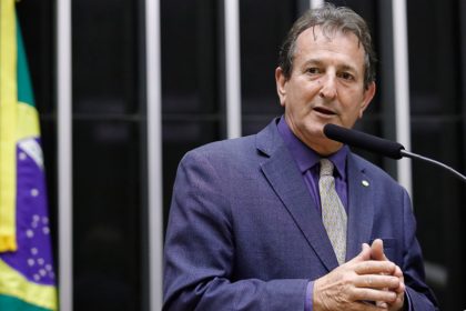 Deputado Nilto Tatto apresentou projeto de lei para proibir publicidade de produtos à base de combustível fóssil (Foto: Mario Agra/Agência Câmara)