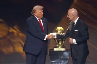 Donald Trump recebe Prêmio da Paz entreghue pelo presidente da Fifa: Noruega contesta premiação (Imagem: Globoplay/YouTube/Reprodução)