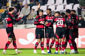 Jogadores comemoram gol na vitória do Flamengo contra o Cusco (Foto: Gilvan de Souza / CRF)