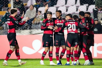 Jogadores comemoram gol na vitória do Flamengo contra o Cusco (Foto: Gilvan de Souza / CRF)