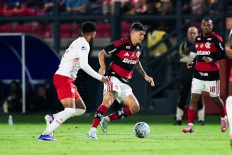 Ayrton Lucas em lance de jogo: Flamengo foi dominado pelo Red Bull (Foto: Gilvan de Souza/Flamengo)