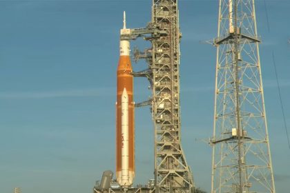 Foguete Space Launch System lançará astronautas na órbita da Lula (Imagem: Nasa/YouTube)