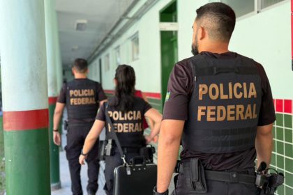 Agentes federais recolheram documentos no Ifam em investigação contra professor (Foto: Polícia Federal/Divulgação)