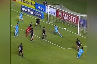 Kevin Silva no lance em que chutou a bola para cima com o gol vazio (Imagem: YouTube/Reprodução)