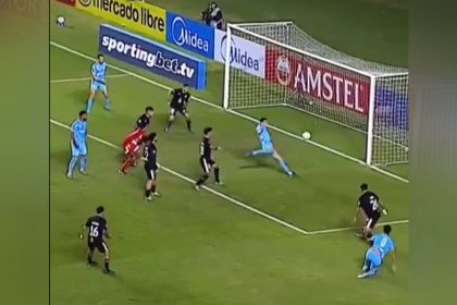 Kevin Silva no lance em que chutou a bola para cima com o gol vazio (Imagem: YouTube/Reprodução)