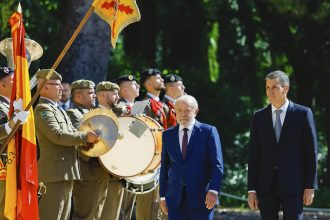 Presidente Lula ao chegar em Barcelona: defesa da regulação de plataformas digitais (Foto: Ricardo Stuckert/PR)