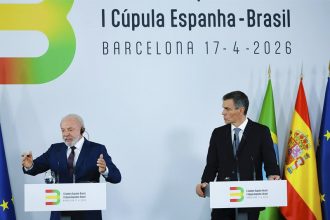 Presidente Lula com o primeiro-ministro da Espanha Pedro Sánchez: defesa da democracia (Foto: Ricardo Stuckert/PR)