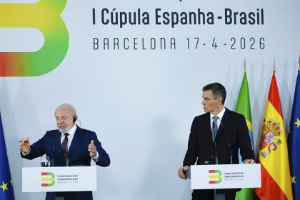 Presidente Lula com o primeiro-ministro da Espanha Pedro Sánchez: defesa da democracia (Foto: Ricardo Stuckert/PR)