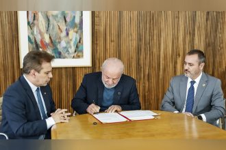 Lula assina contratação de servidores para a PF: reforço de pessoal para combate ao crime organizado (Foto: Ricardo Stuckert/PR)