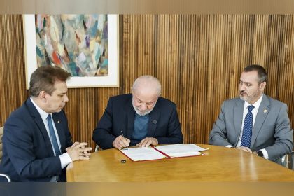 Lula assina contratação de servidores para a PF: reforço de pessoal para combate ao crime organizado (Foto: Ricardo Stuckert/PR)