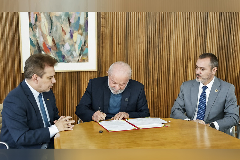 Lula assina contratação de servidores para a PF: reforço de pessoal para combate ao crime organizado (Foto: Ricardo Stuckert/PR)