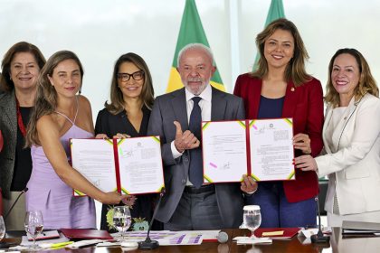 Presidente Lula com deputadas e senadores ao sancionar a lei (Foto: Fabio Rodrigues-Pozzebom/ABr)