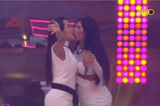 Marciele e Jordana se beijam (Imagem: Reprodução/TV Globo)