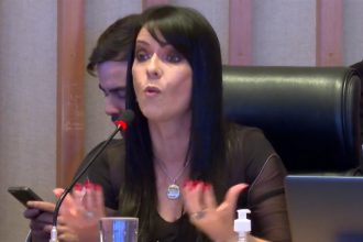 Marília Ferreira de Alencar cumpria medidas cautelares e permanecerá em prisão domiciliar (Imagem: YouTube/Reprodução)