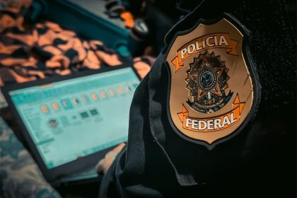 Agente federal verifica computador de suspeito: combate ao abuso sexual infantil (Foto: PF/Divulgação)