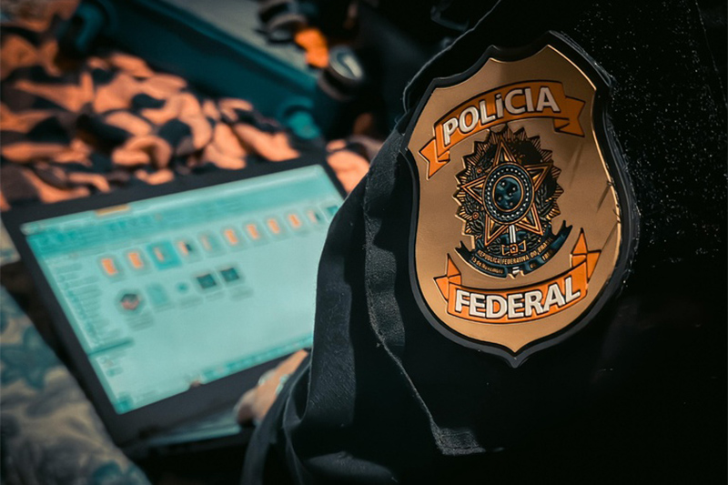 Agente federal verifica computador de suspeito: combate ao abuso sexual infantil (Foto: PF/Divulgação)