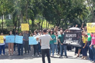 Trabalhadores da educação protestaram na segunda-feira contra suspensão do plano de saúde, que foi restabelecido (Foto: Sinteam/Divulgação)