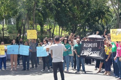 Trabalhadores da educação protestaram na segunda-feira contra suspensão do plano de saúde, que foi restabelecido (Foto: Sinteam/Divulgação)