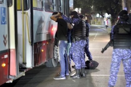 Guardas municipais durante abordagens em transportes coletivos (Foto: Divulgação / Semseg)